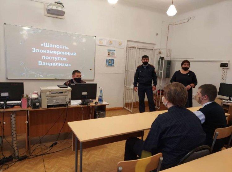 "Тәкаппарлық, зұлымдық, вандализм". "Шалость, злонамерный поступок,вандализм"