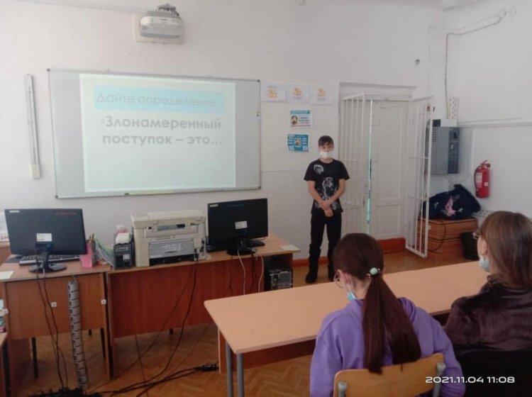 "Тәкаппарлық, зұлымдық, вандализм". "Шалость, злонамерный поступок,вандализм"