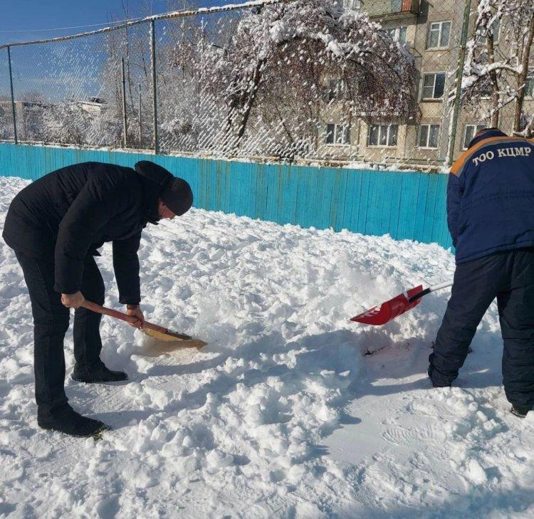Мектеп мұғалімдері хоккей қорабын тазалауға көмектесті.  Учителя школы помогли в очистке хоккейной коробки