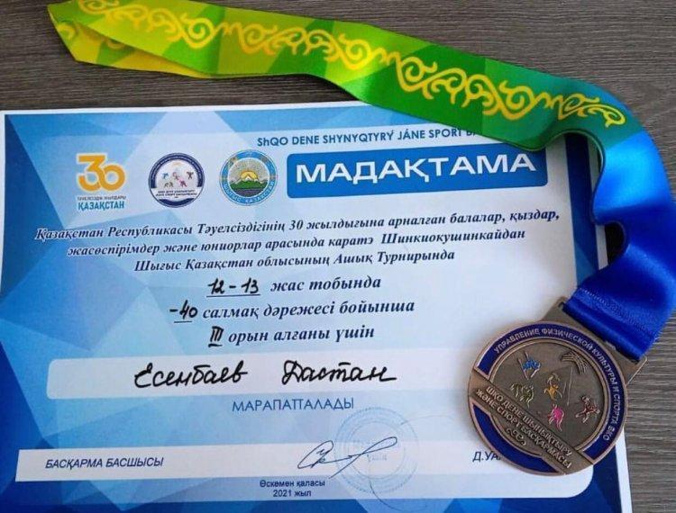 6 "Ә" сынып оқушыларының каретэден спорттық жетістіктері.