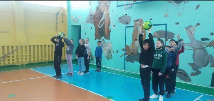 "Жаңа Жыл көңілді басталды" 5 сынып арасында өткен спорттық жарыс