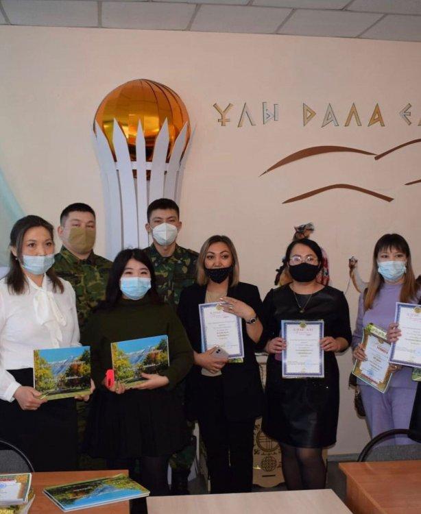 Ахмет Байтұрсынұлының 150 жылдығына арналған “Ұлт Ұстазы” байқауына қатысқан ұстаздар алғыс хатпен марапатталды.